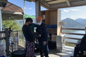 단양관광공사에서 지원해 주는 프로그램으로 우리 지역 관광명소인 만천하 스카이에 왔어요. 가슴이 두근 두근 어떻게 짚라인을 탈지  잉잉~~~  시원하고 멋진 경치에 웃음이 절로 났어요.